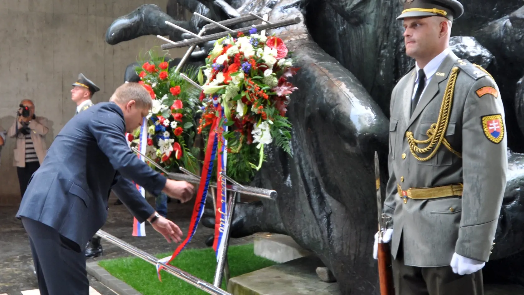 V sobotu 29. augusta 2009 sa konali spomienkové ústredné oslavy 65. výroèia Slovenského národného povstania v areáli Pamätníka - Múzea SNP v Banskej Bystrici. Na snímke premiér Robert Fico pri pietnom akte. FOTO TASR - Jozef Ïurník *** Local Caption *** významenaní priami úèastníci Slovenské národné povstanie druhá svetová vojna spomienka spomienkové ústredné oslavy fašizmus protifašistický odboj historické udalosti pietny akt slovenskí vojaci partizáni Slováci pieta banskobystrický pamätník múz