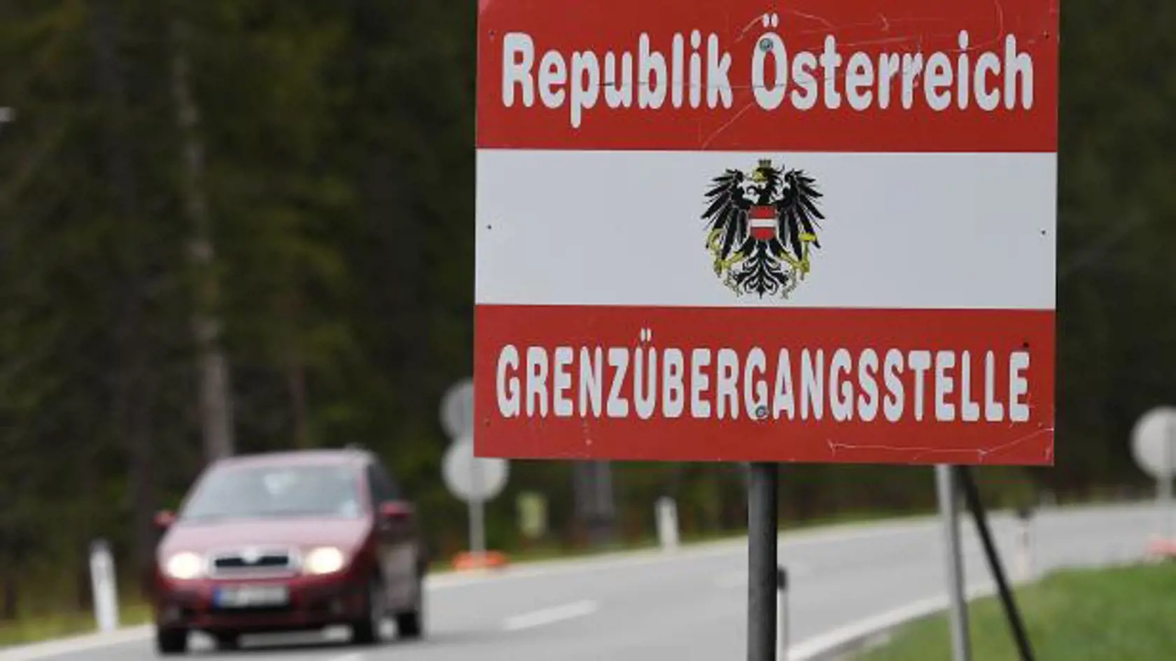 Vzhľadom na rastúce počty nakazených novým koronavírusom medzi ľuďmi vracajúcimi sa zo zahraničia nariadilo Rakúsko posilnenie zdravotných kontrol na hraniciach so Slovenskom, Talianskom, Slovinskom a Maďarskom.
