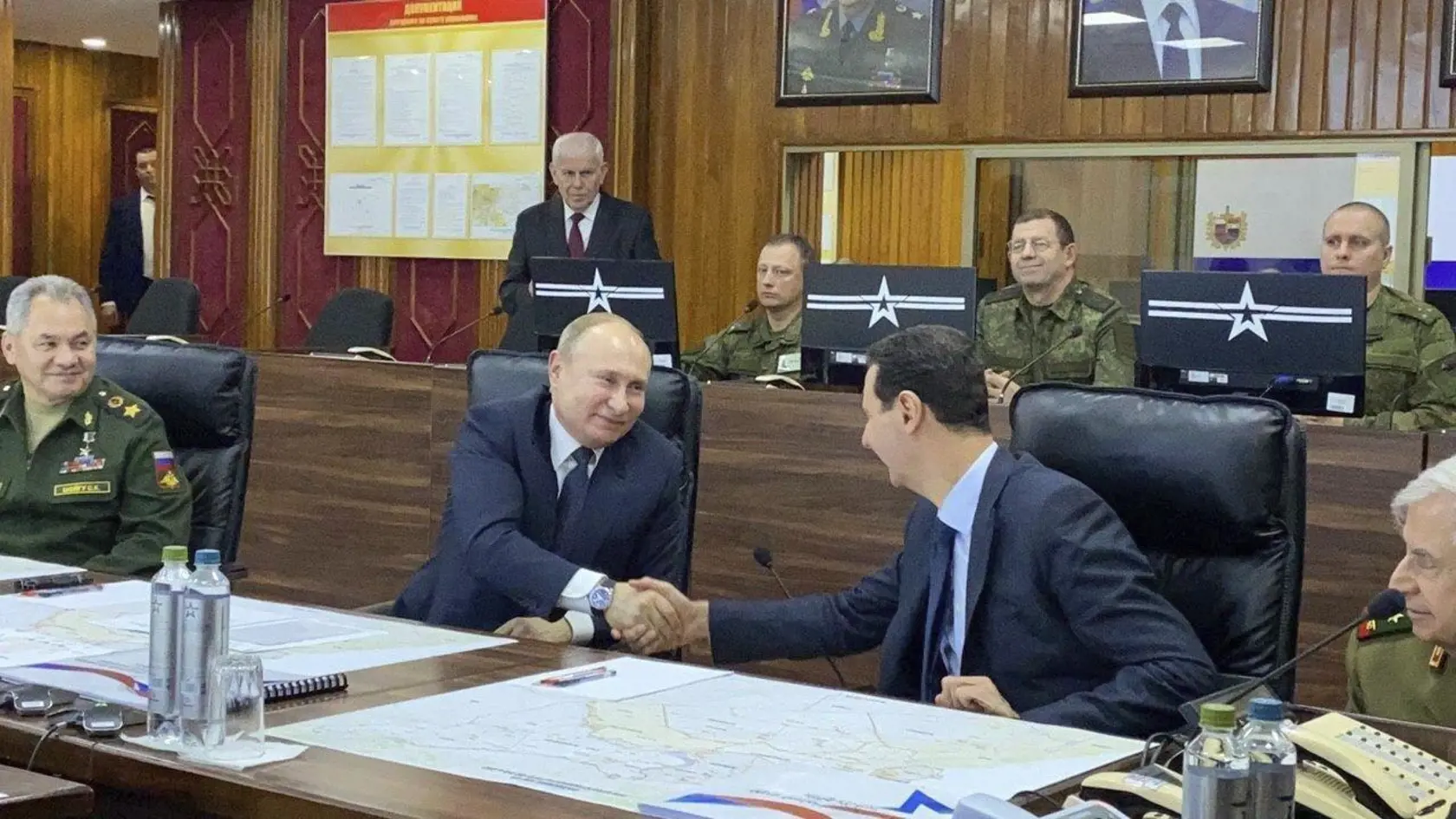 WA 25 Damask - Ruský prezident Vladimir Putin (dolný rad uprostred), ruský minister obrany Sergej Šojgu (vľavo) a sýrsky prezident Bašár Asad (druhý sprava) počas stretnutia v Damasku 7. januára 2020. FOTO TASR/AP


This image released by the Syrian Presidency shows Russian President Vladimir Putin, center, meeting with Syrian President Bashar Assad, right, in Damascus, Syria on Tuesday, Jan. 7, 2020. Putin's visit is the second to the war-torn country where his troops have been fighting alongsi