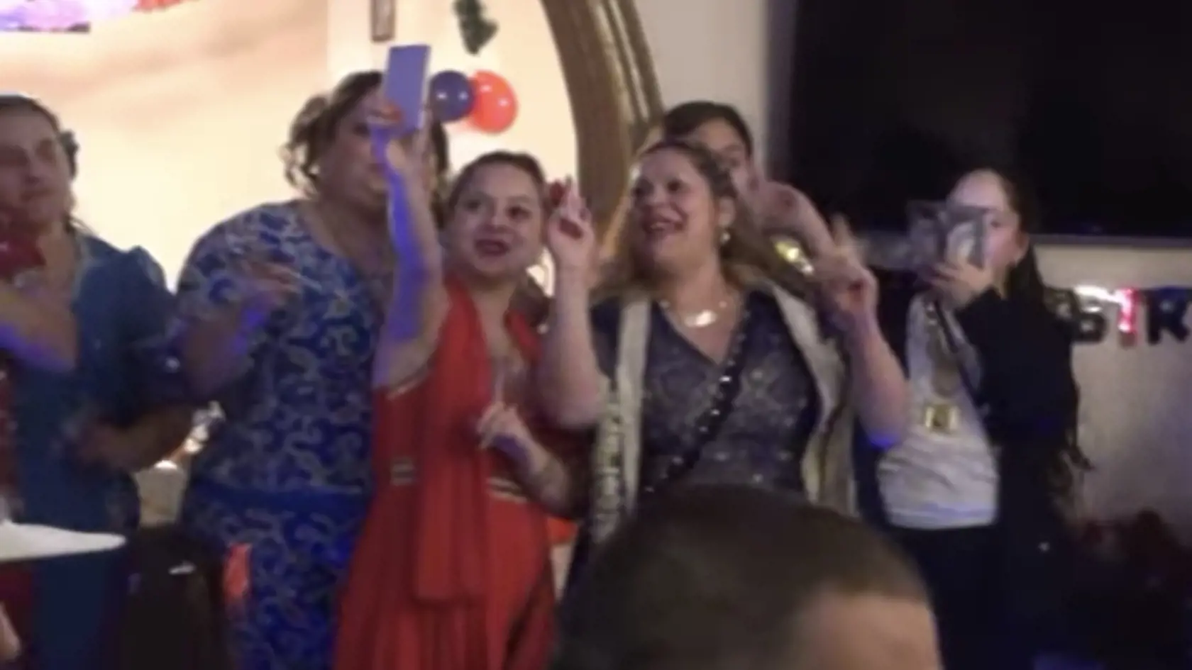 Archívny záber z osláv sedemdesiatky Jenda. Ženy sa vyobliekali do najlepších šiat a ovešali sa šperkami.