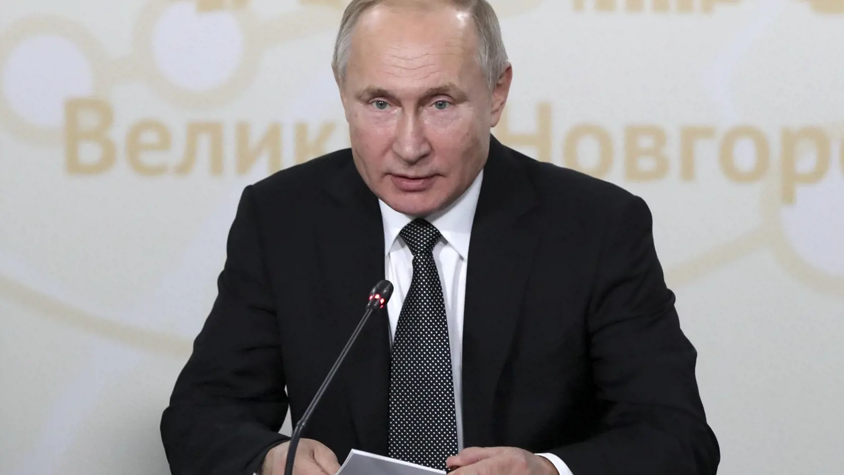 KK2 petrohrad - Ruský prezident Vladimir Putin hovorí po otvorení diaľnice Moskva - Petrohrad v Petrohrade 27. novembra 2019. FOTO TASR/AP
Russian President Vladimir Putin speaks to officials after an opening ceremony of the Moscow - St. Petersburg highway outside St. Petersburg, Russia, Wednesday, Nov. 27, 2019.. (Mikhail Klimentyev, Sputnik, Kremlin Pool Photo via AP)