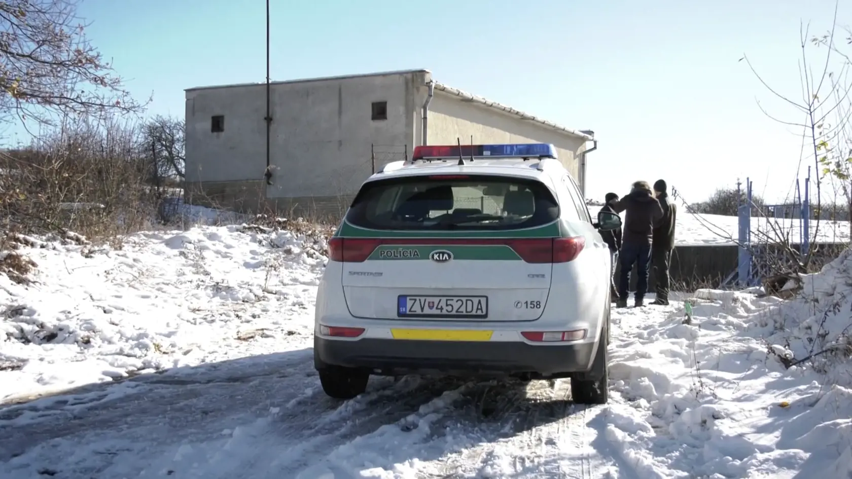 Dvaja 15-roční chlapci, ktorí boli nezvestní od piatkového večera, spadli zo strechy budovy z výšky viac ako štyri metre. Obaja sú vo vážnom stave hospitalizovaní.