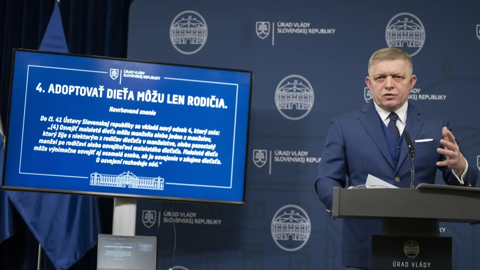 Na snímke premiér SR Robert Fico (Smer-SD) gestikuluje počas tlačovej konferencie na tému  Ústavná hrádza proti progresivizmu v Bratislave v pondelok 27. januára 2025. FOTO TASR - Martin Baumann