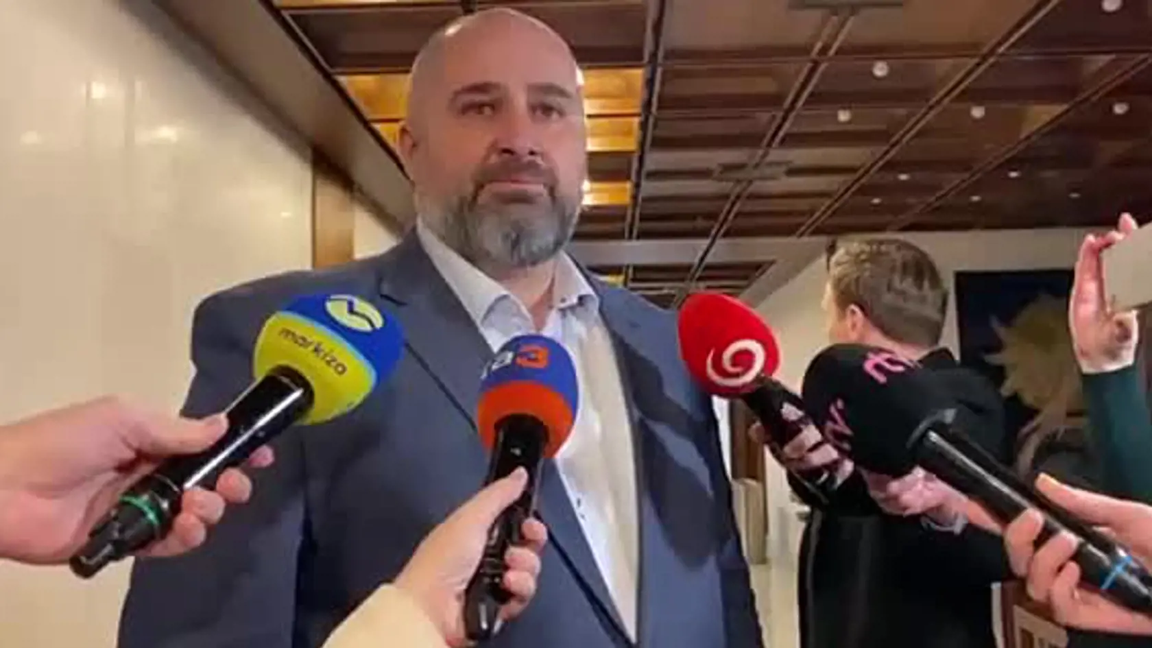 Patrick Linhart v deň hlasovania vystúpil z klubu Sme rodina