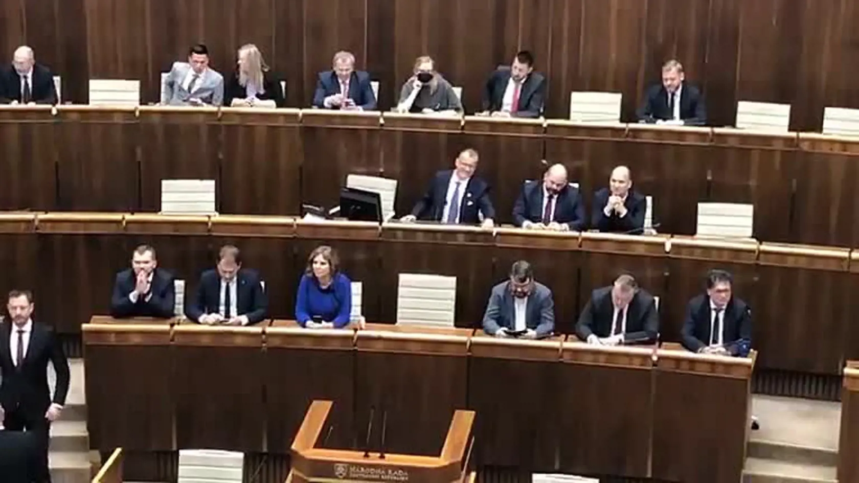 Parlament počas odvolávania vlády.