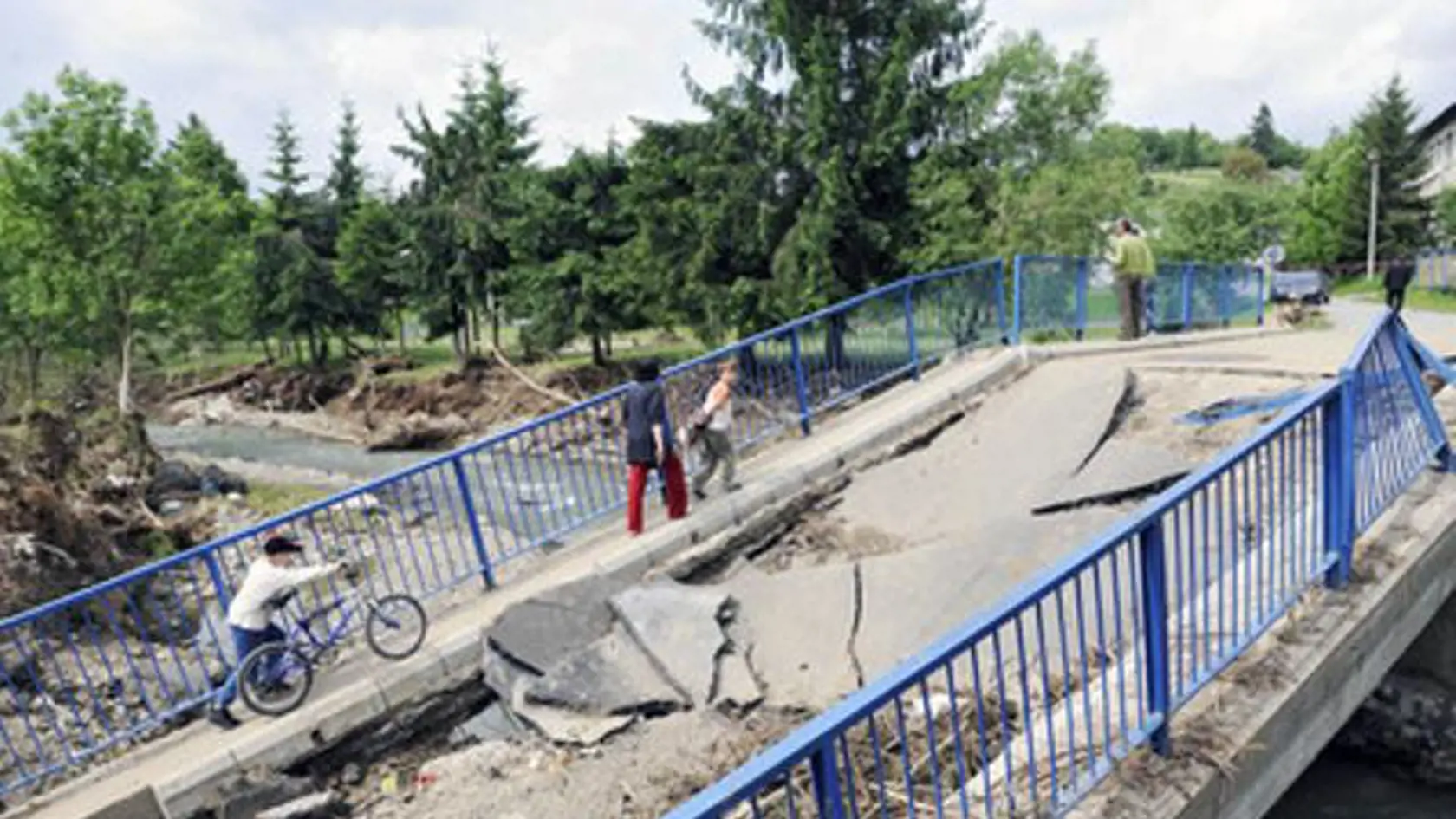 Prívalová voda strhla pred týždňom most v obci Bukovec.