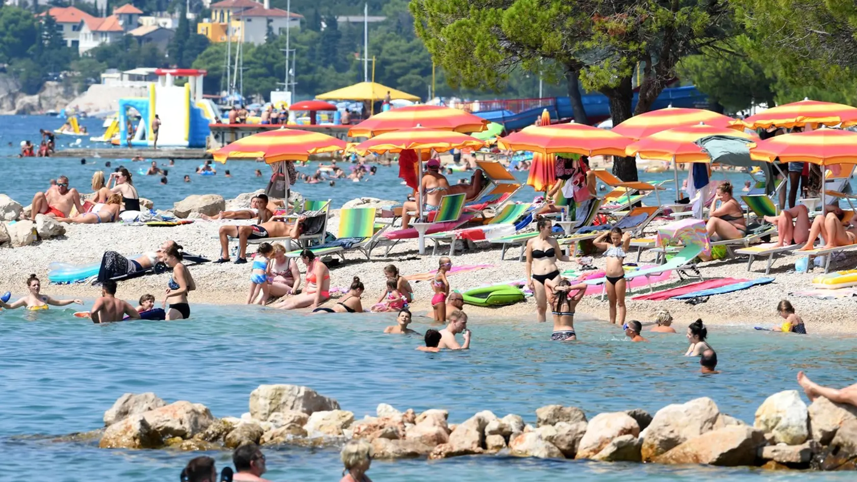 Aj napriek pandémii koronavírusu si dovolenku v Chorvátsku užívajú tisíce turistov. Na snímke preplnená pláž v chorvátskej Crikvenici 13. augusta 2020.