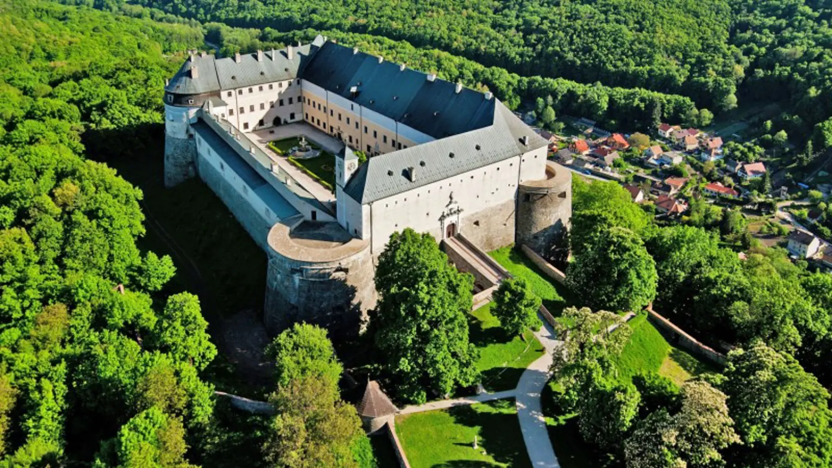 Jednou z obľúbených turistických destinácií v okolí Trnavy je Červený Kameň. Tento hrad sa nachádza na juhovýchodnom svahu Malých Karpát neďaleko malebnej Modry nad obcou Častá.