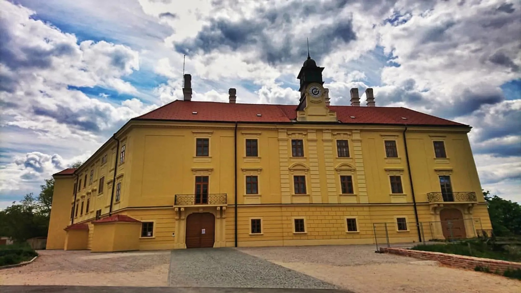 O niečo novší je zámok než v Smoleniciach nájdete v Hlohovci. Medzi turistami je tiež obľúbený.