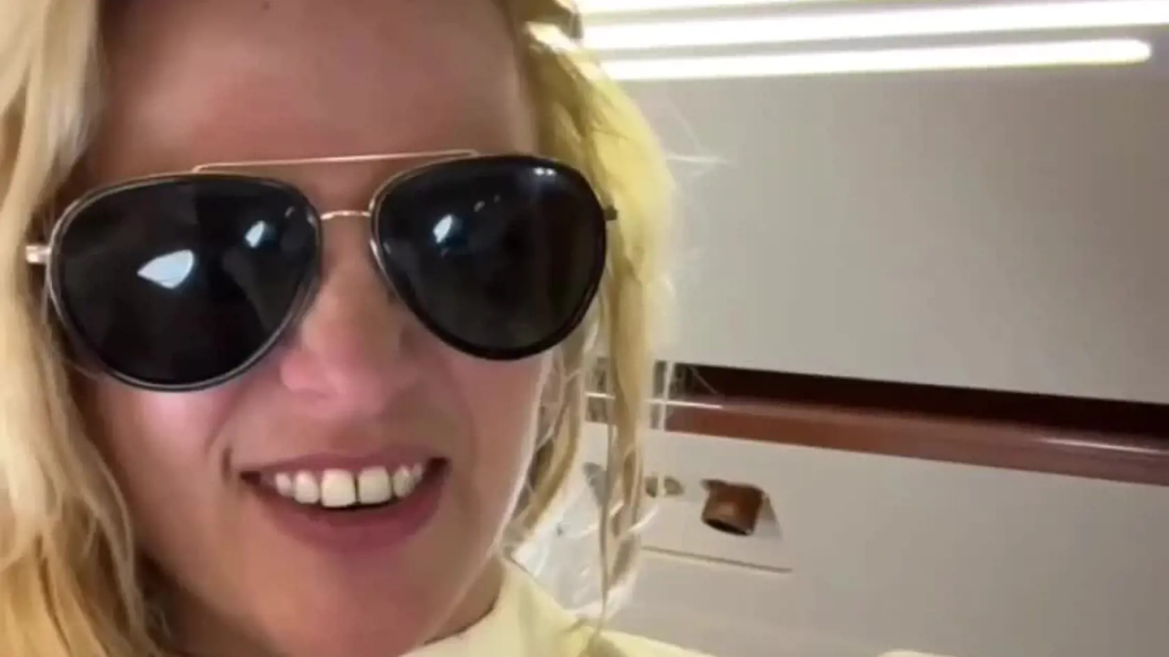 Speváčka Britney Spears (41) sa  objavila na Instagrame s odhaľujúcim videom, na ktorom tancuje polonahá v sprche. Zdá sa, že i keď sme si mysleli, že už ničím nedokáže prekvapiť, opak je pravdou. Na svetlo sveta sa po mnohých nahých fotografiách vynára otázka, či je s tým jej manžel stotožnený!