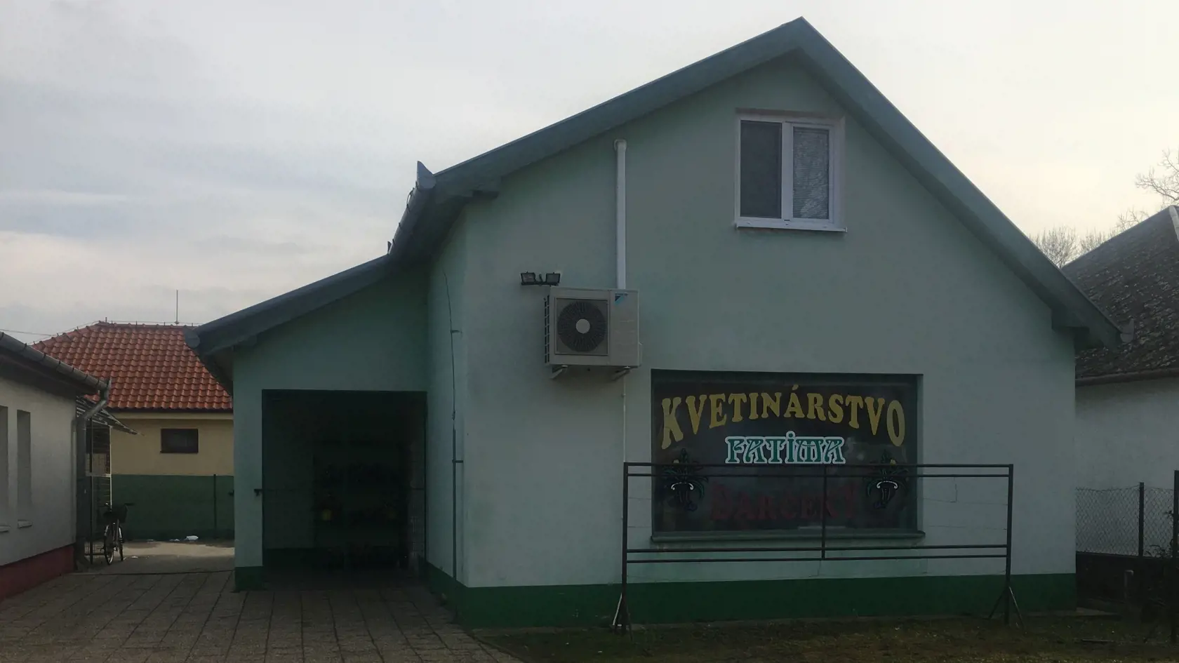 Kvetinárstvo Dávidovej rodiny je zatvorené. Smútok nad stratou mladého muža vládne všade naokolo.