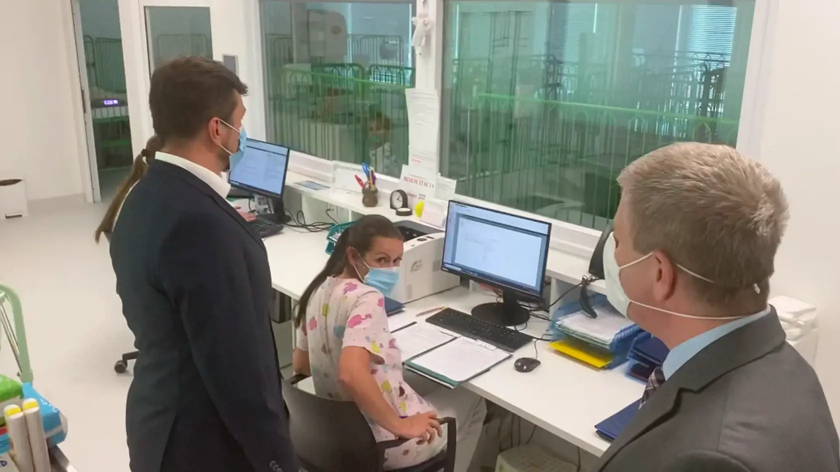 Minister Vladimír Lengvarský počas návštevy michalovskej nemocnice sa zaujímal o všetko.