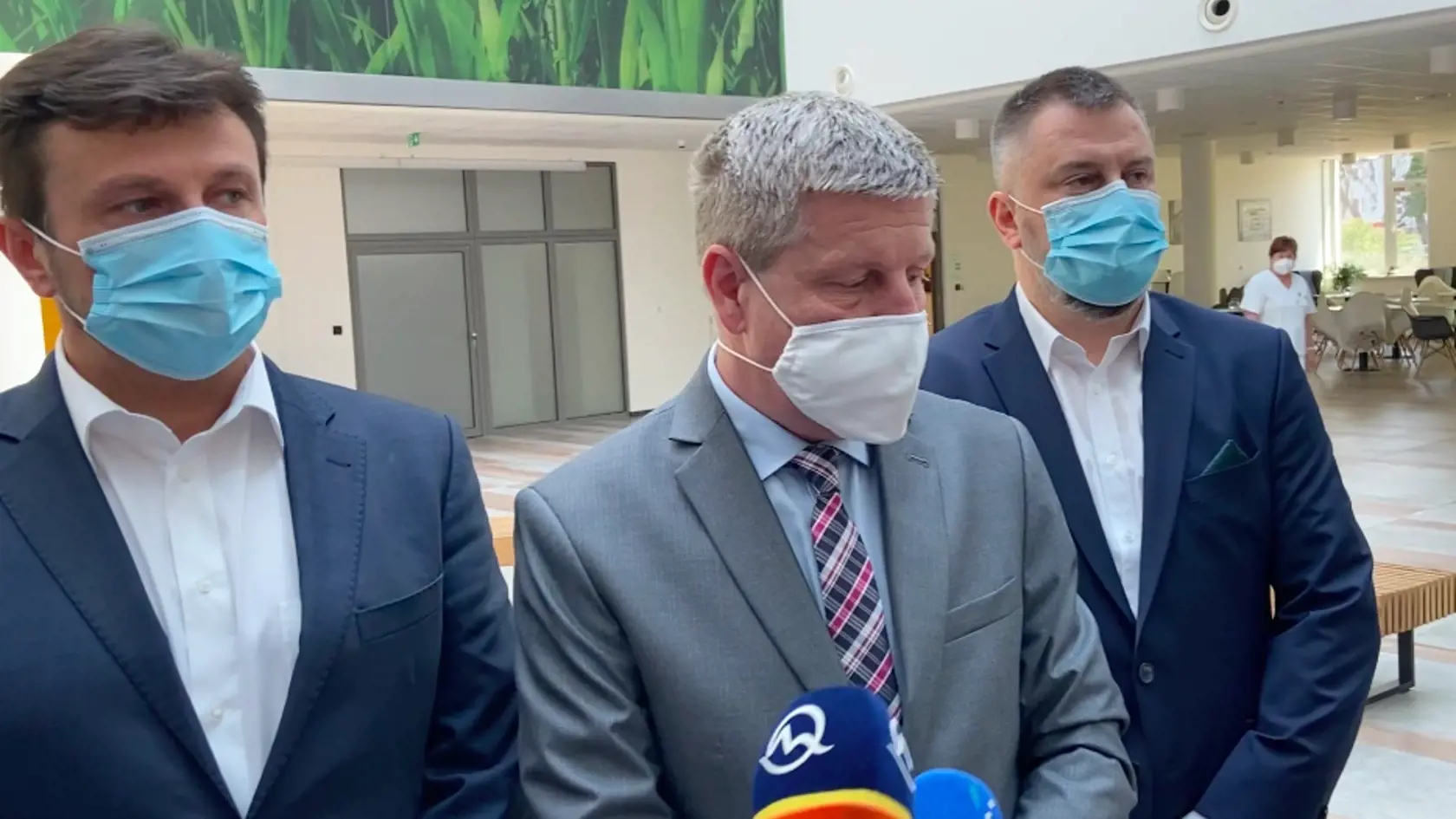 Šéf Siete nemocníc Pro care a Svet zdravia Radoslav Čuha, minister zdravotníctva Vladimír Lengvarský a riaditeľ michalovskej nemocnice Marián Haviernik.