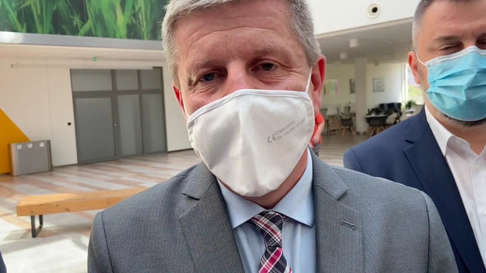 Minister zdravotníctva Vladimír Lengvarský v Michalovciach, v pozadí riaditeľ michalovskej nemocnice Marián Haviernik.