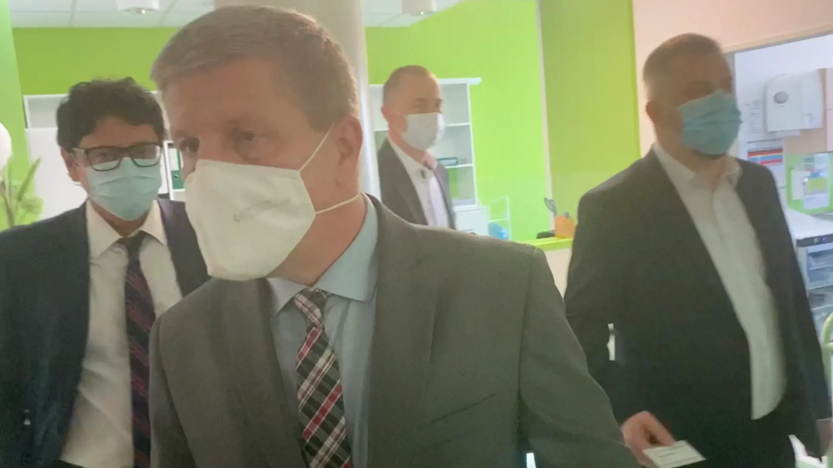 Minister zdravotníctva Vladimír Lengvarský nečakal na to, ktoré miestnosti mu ukážu.