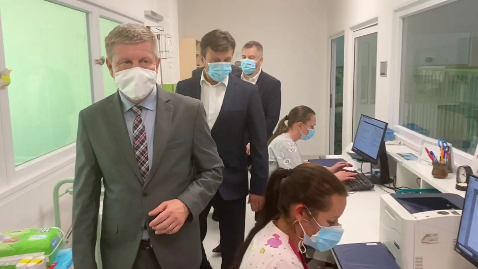 Minister Vladimír Lengvarský si prehliadol aj detské oddelenie cez stanovište zdravotných sestier.