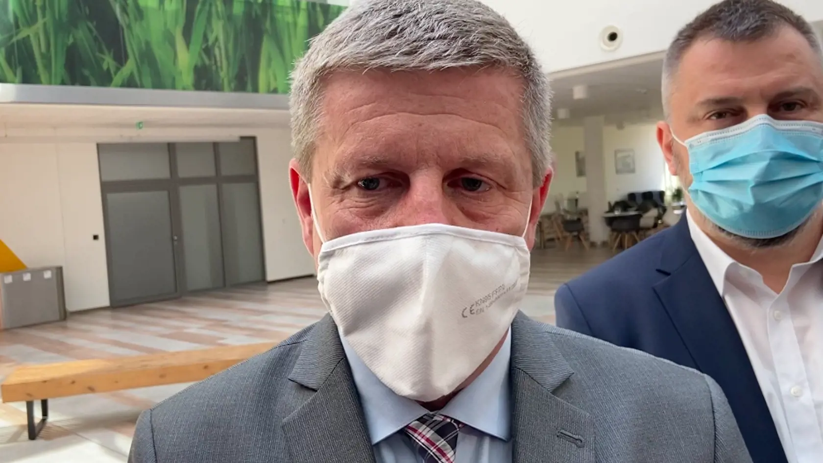 Minister zdravotníctva Vladimír Lengvarský v Michalovciach, v pozadí riaditeľ michalovskej nemocnice Marián Haviernik.