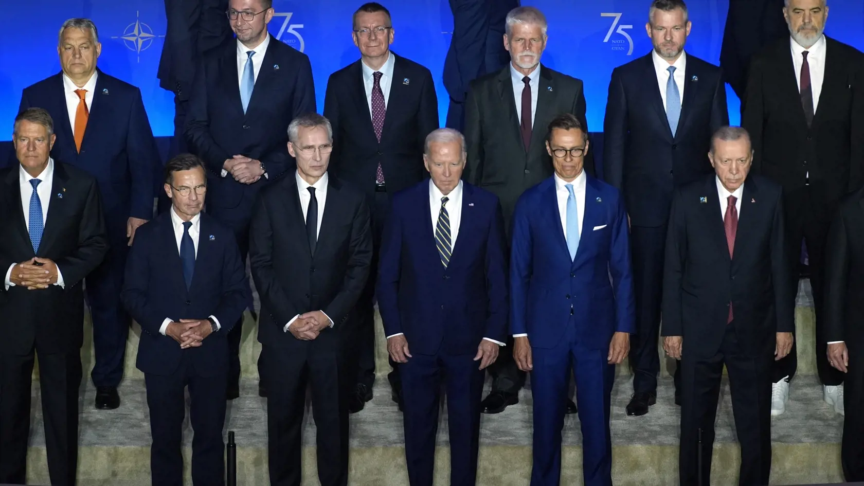 WA 5 Washington - Na snímke slovenský prezident Peter Pellegrini (horný rad druhý sprava) a ďalší lídri členských krajín Severoatlantickej aliancie (NATO) pózujú na spoločnej fotografii pri príležitosti  75. výročia založenia Aliancie vo Washingtone v utorok 9. júla 2024. Predný rad sprava turecký prezident   Recep Tayyip Erdogan, fínsky prezident Alexander Stubb, americký prezident Joe Biden, generálny sekretár NATO Jens Stoltenberg, švédsky premiér  Ulf Kristersson a rumunský prezident Klaus I