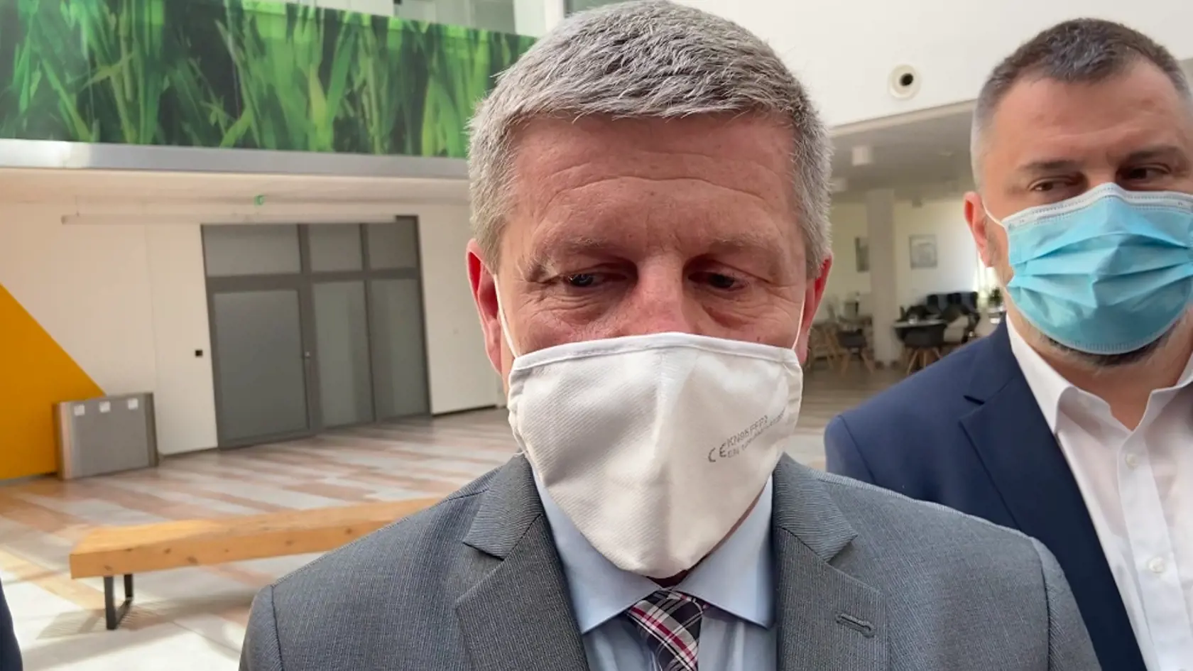 Minister zdravotníctva Vladimír Lengvarský v Michalovciach, v pozadí riaditeľ michalovskej nemocnice Marián Haviernik.