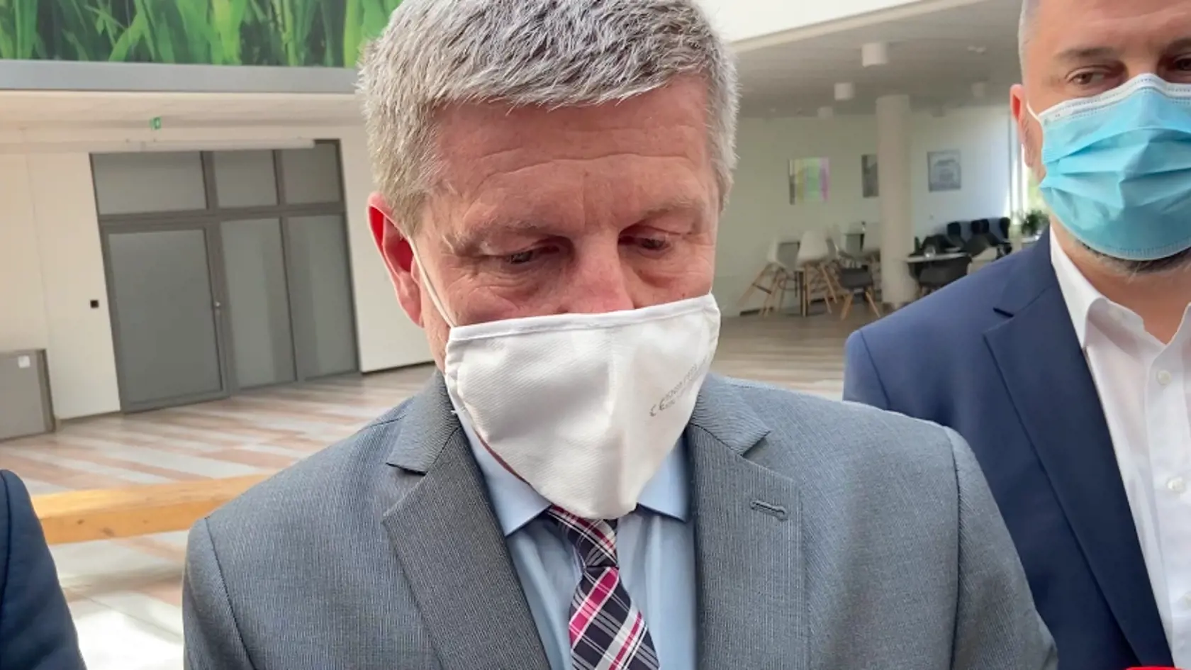 Minister zdravotníctva Vladimír Lengvarský v Michalovciach, v pozadí riaditeľ michalovskej nemocnice Marián Haviernik.
