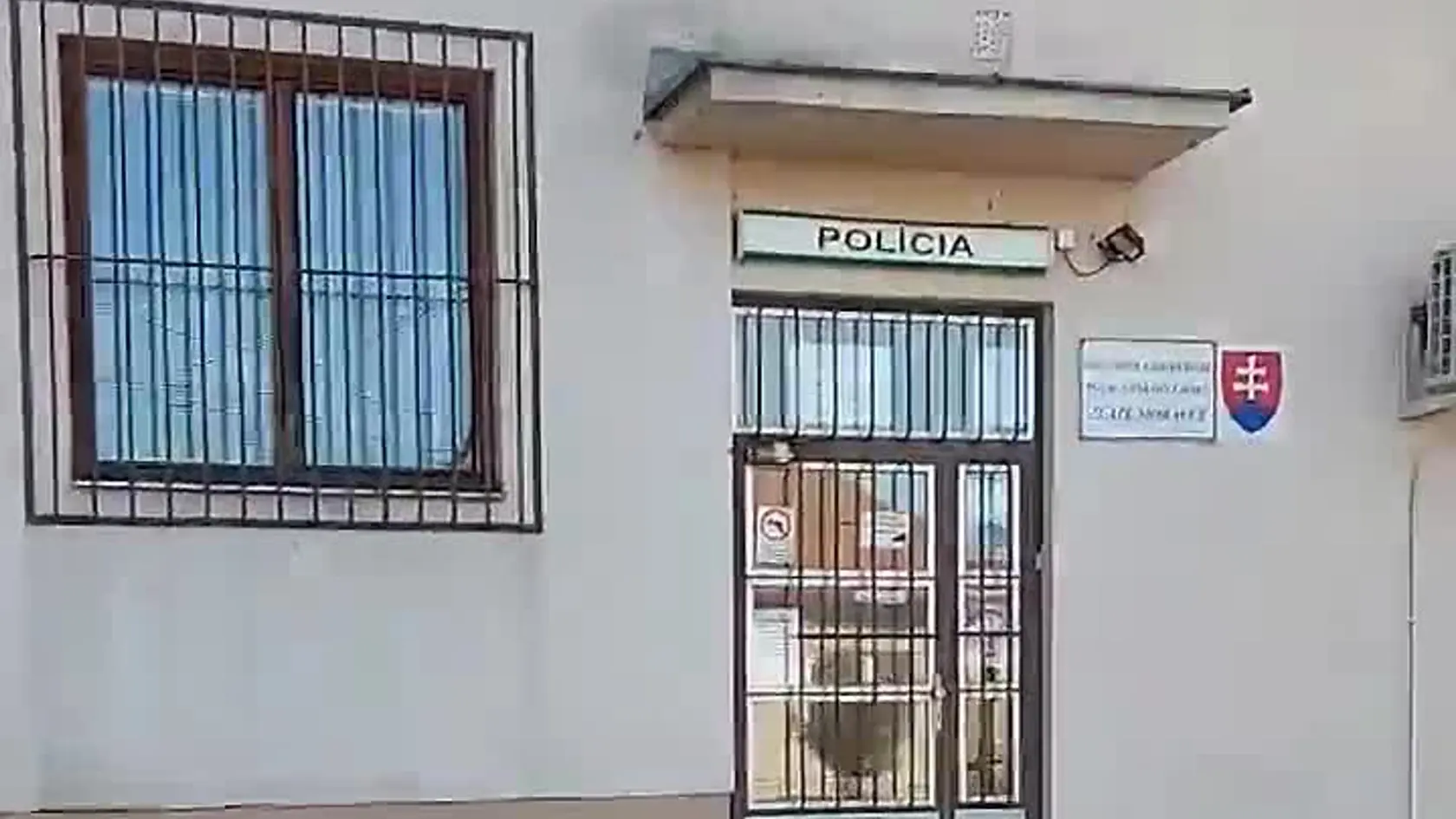 Príšerný prípad. Tých, čo mali pomáhať a chrániť obvinili z neľudského mučenia zadržaných ľudí! Trojica policajtov mala podľa obvinenia mučiť a brutálne zaobchádzať s dvojicou mužov, z ktorých jeden bol bezdomovec!