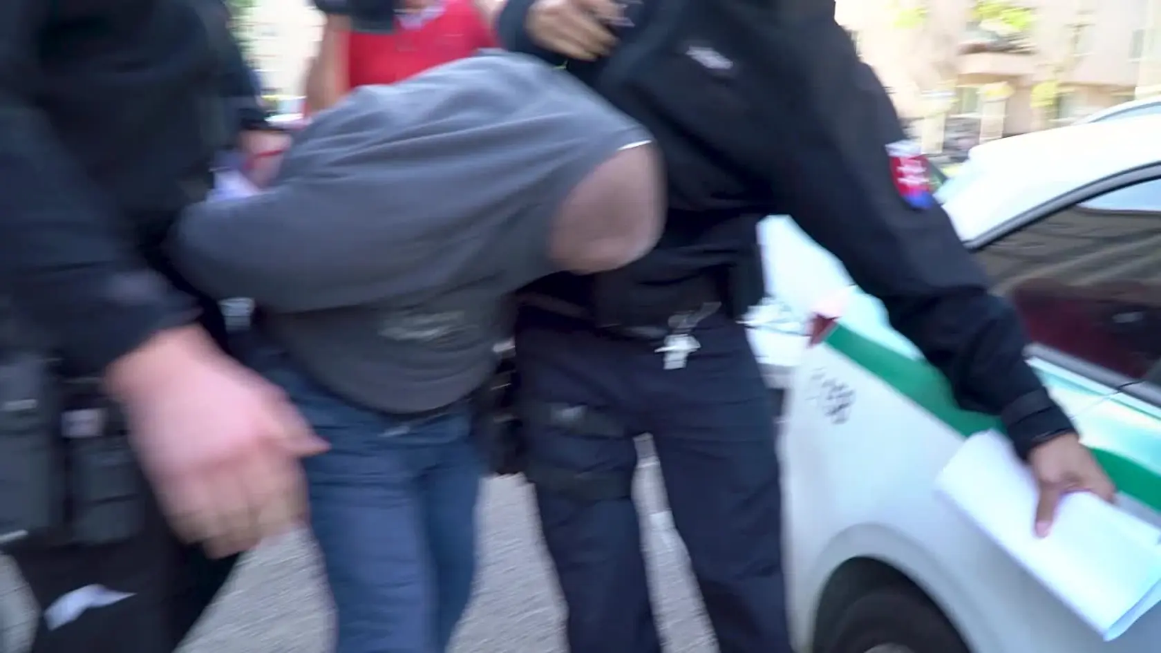 Zdravotník Ivan P. (54), ktorého polícia viní z beštiálneho znásilnenia študentky Soni (22), ide do väzby. Polícia muža obvinila, vyšetrovateľ spracoval podnet na jeho vzatie do väzby. Mestský súd Bratislava 1 rozhodol v sobotu na obed o jeho väzobnom stíhaní.