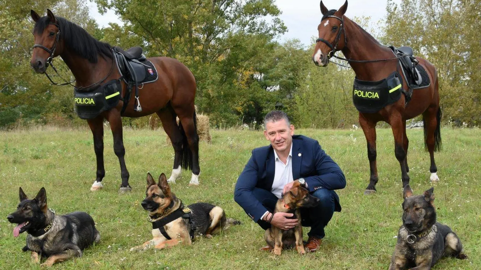 Minister Roman Mikulec pózoval so služobnými zvieratami, ktoré budú hrdinami policajného kalendára.