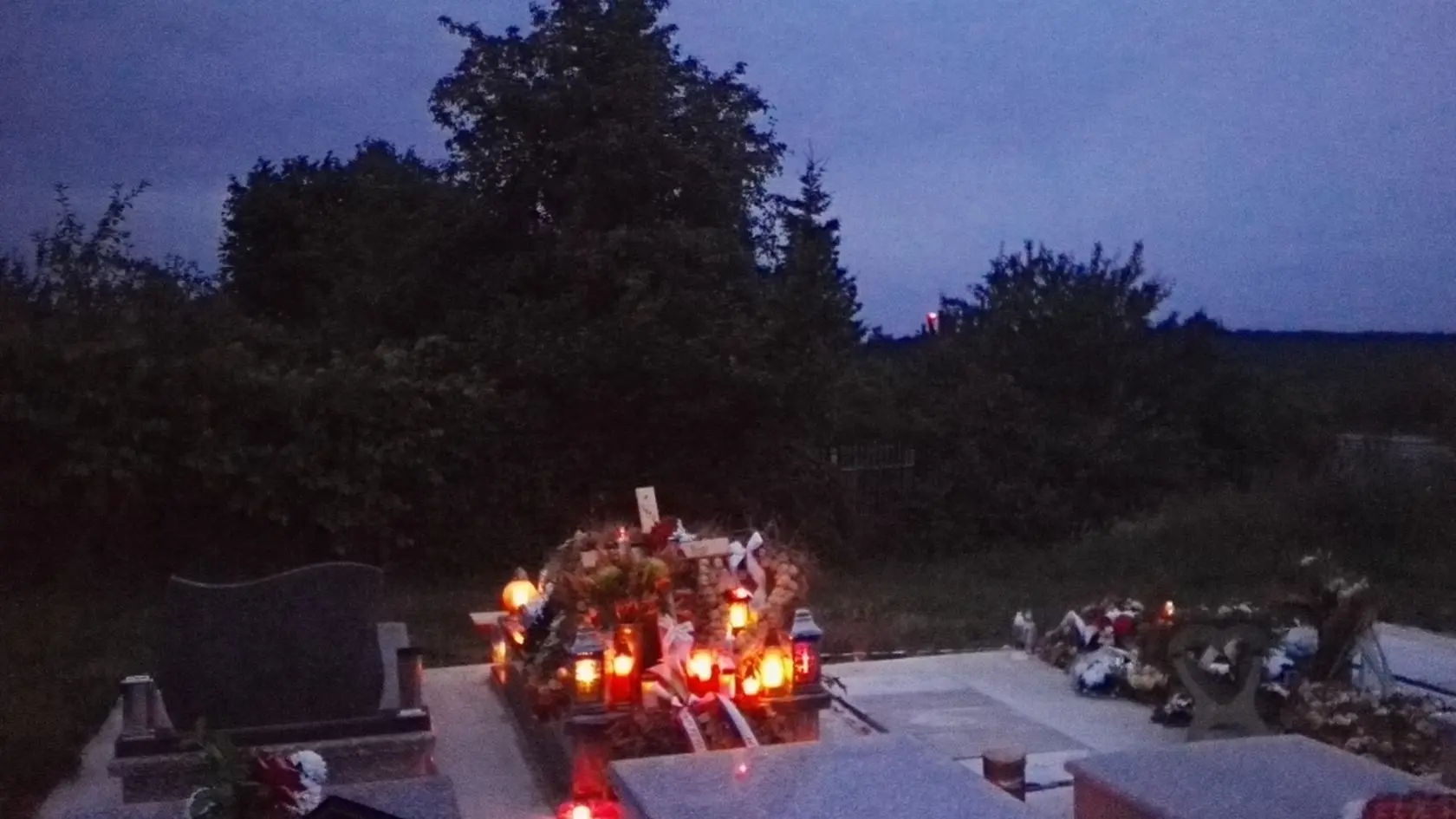 Hrob tragicky zosnulého posunovača Mária Nagya (†31) z Košíc je stále zaplavený kvetmi a kahancami s horiacimi sviečkami. Na jednom z nich je podobizeň nebohého.