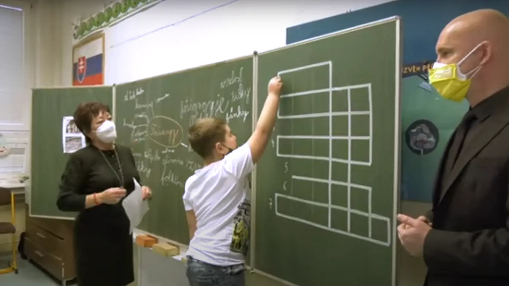 Krížovka do ktorej vpisovali slová najprv žiaci a neskôr aj Branislav Gröhling.