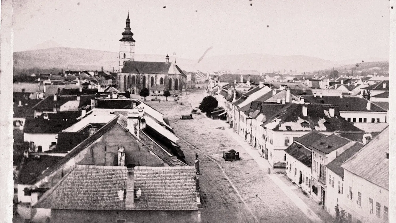 Unikátna fotografia dvoch meštianskych domov v pravom dolnom rohu, ktoré boli na prelome 19. a 20. storočia prestavané na hotel a kaviareň Berger.
