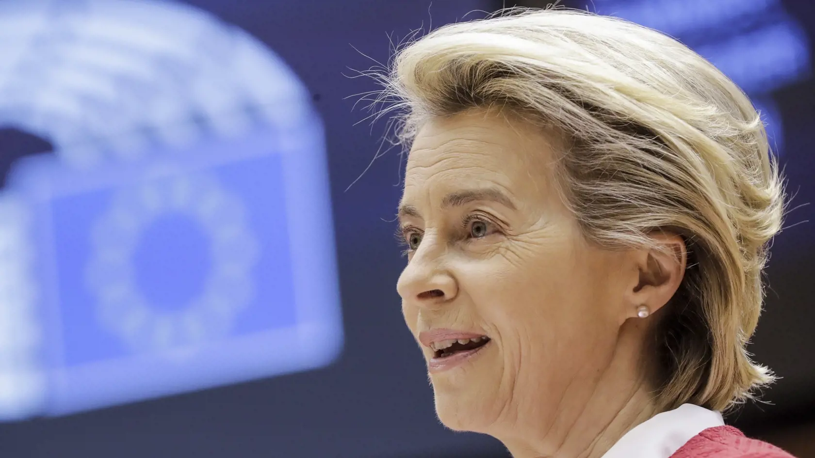 KK26 Brusel -  Na archívnej snímke z 27. apríla 2021 predsedníčka Európskej komisie Ursula von der Leyenová počas rozpravy o dohode o obchode a spolupráci medzi EÚ a Spojeným kráľovstvom počas druhého dňa plenárneho zasadnutia v Európskom parlamente v Bruseli. Prvou dávkou vakcíny proti novému koronavírusu zaočkovali už štvrtinu obyvateľov členských krajín EÚ. V utorok 4. mája 2021 o tom na Twitteri informovala predsedníčka Európskej komisie (EK) Ursula von der Leyenová. FOTO TASR/AP
FILE - In t