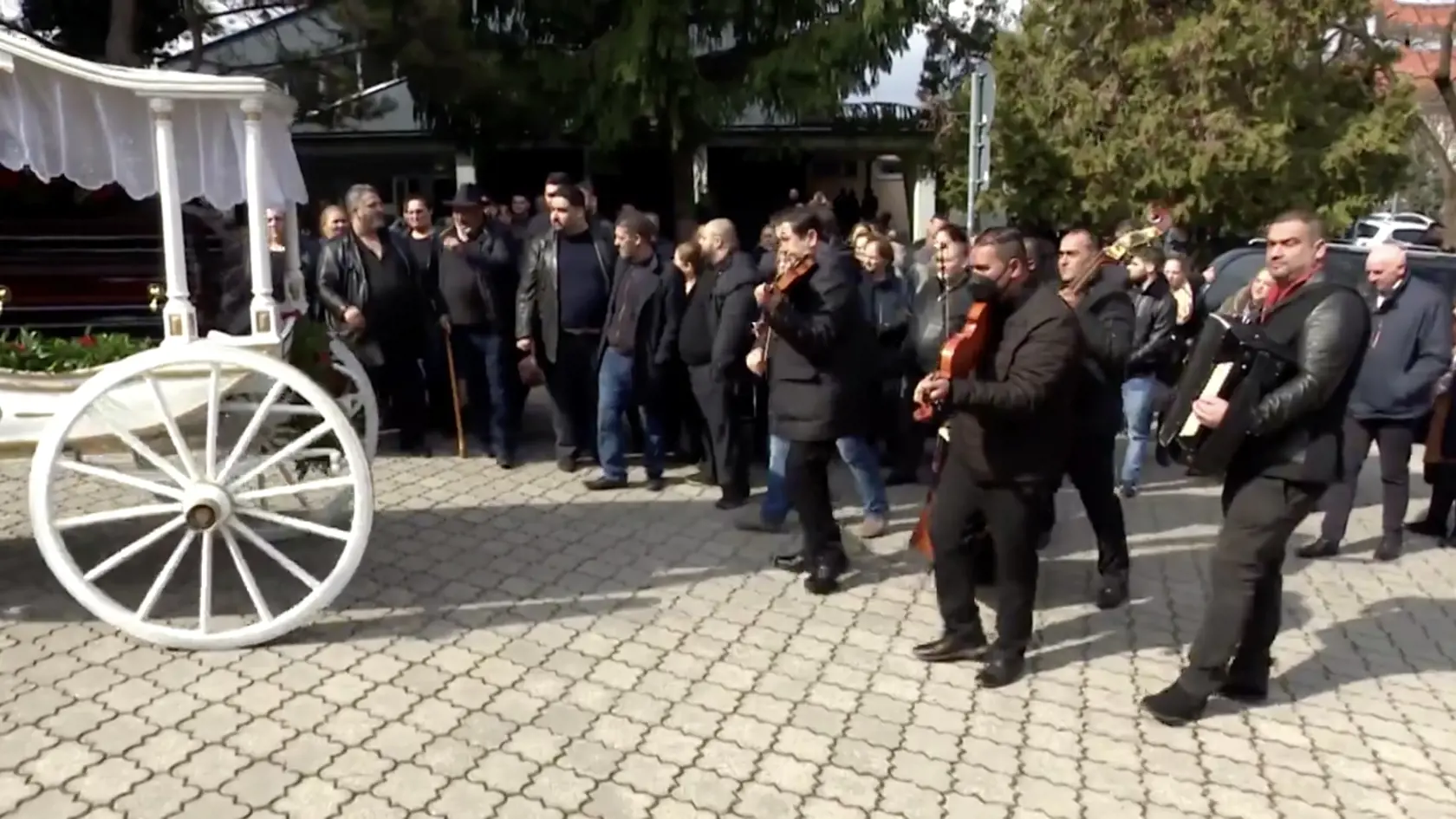 Podľa tradície nesmú smútiaci prísť na pohreb ovešaní šperkami ani v inom oblečení ako tmavom, neprípustná je najmä červená farba.