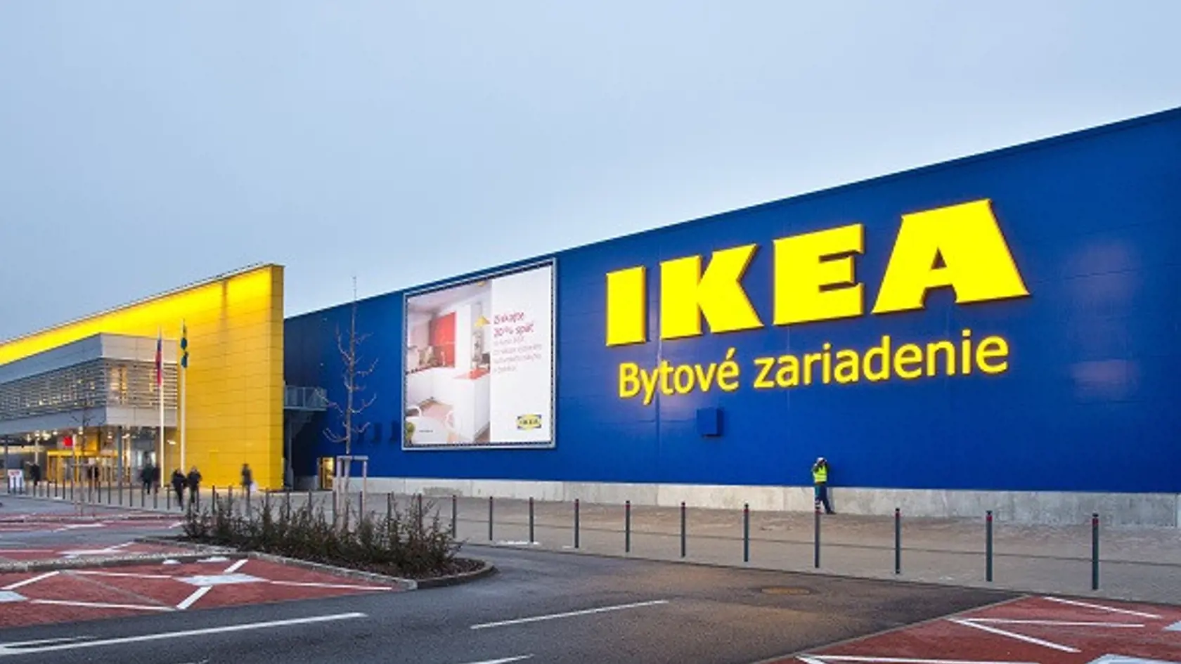 Spoločnosť IKEA sťahuje z trhu USB nabíjačku ÅSKSTORM 40 W v tmavosivej farbe z dôvodu nebezpečenstva popálenia a úrazu elektrickým prúdom spôsobeného opotrebovaním napájacieho kábla.