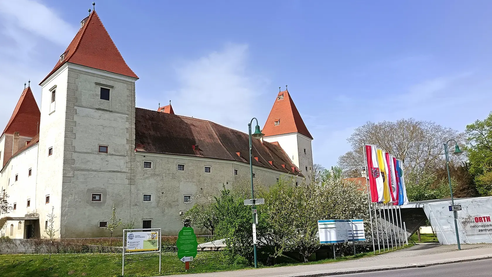 Zámok Orth, ktorý slúži ako návštevnícke centrum Národného parku Donau-Auen. (Dunajské luhy