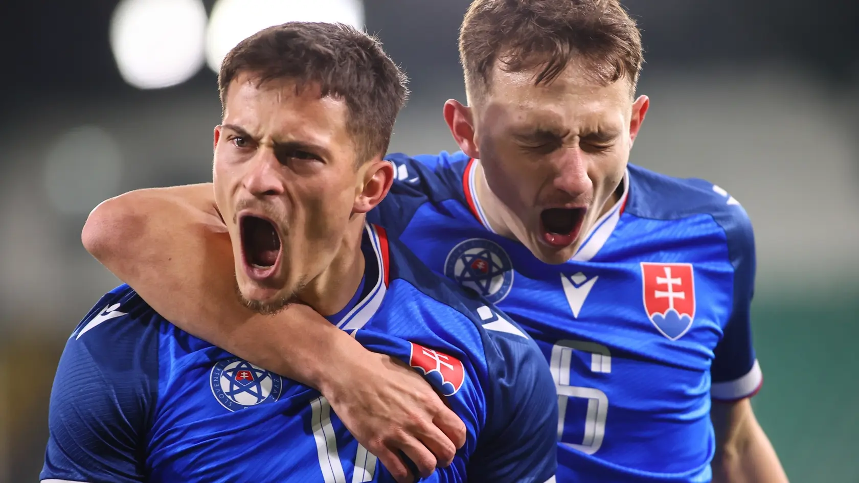 Na snímke zľava Adrián Kaprálik a Dominik Hollý (obaja Slovensko) sa radujú z gólu