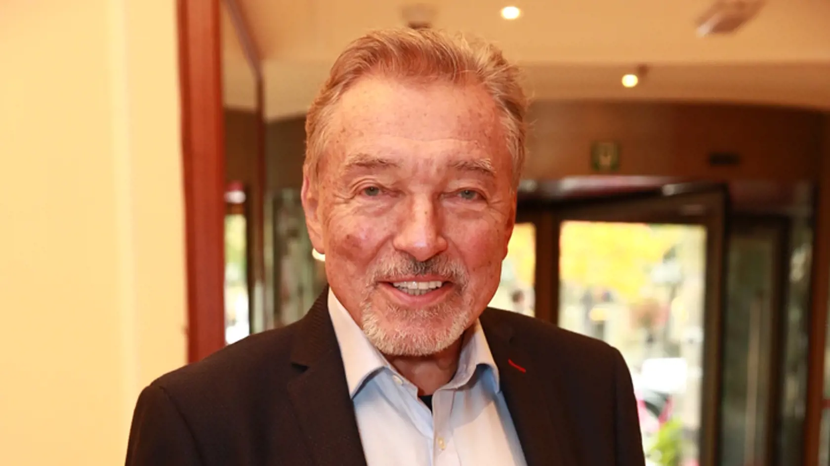 Spevák Karel Gott.