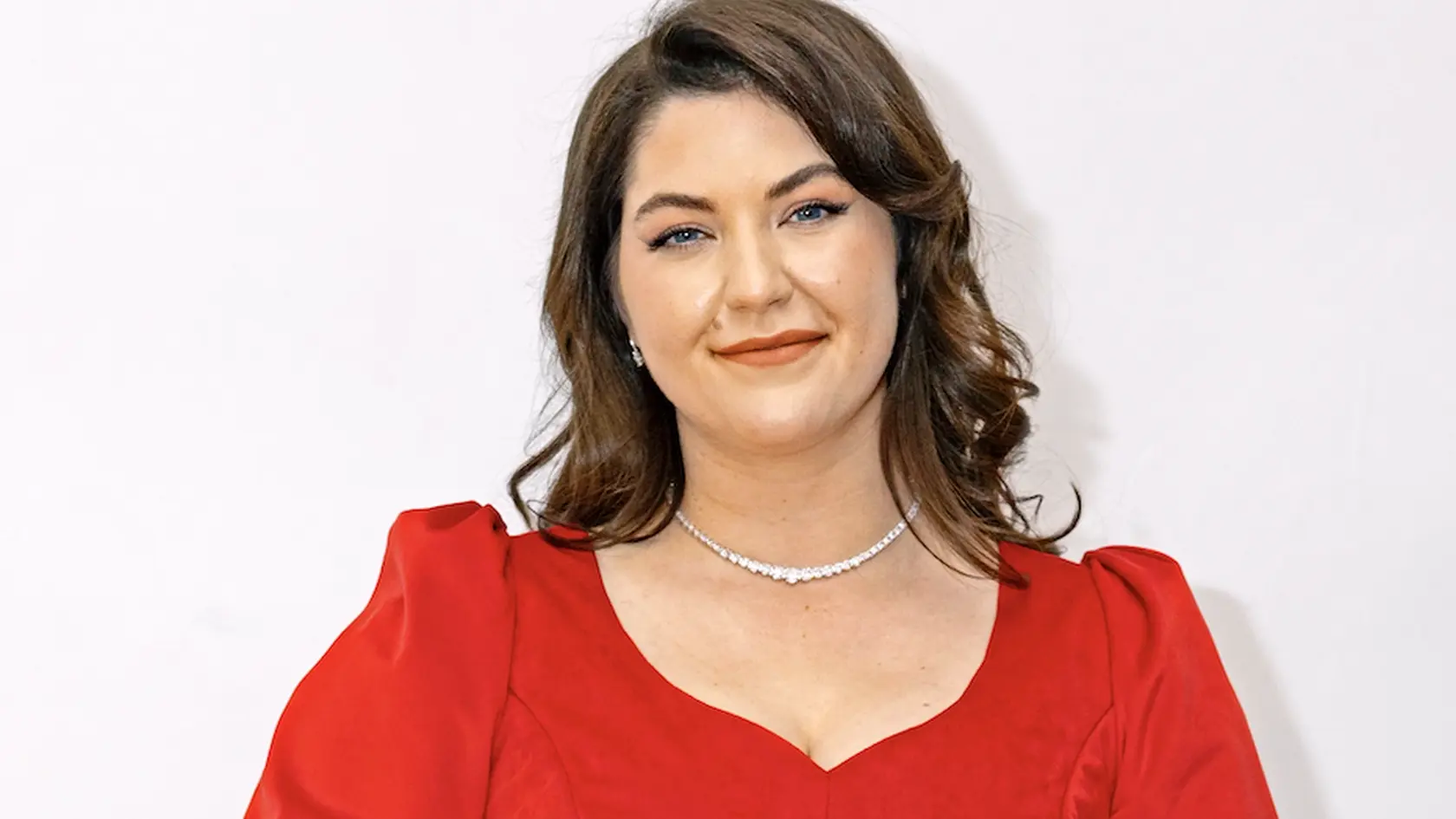 Brunetka si je vedomá svojej hodnoty.