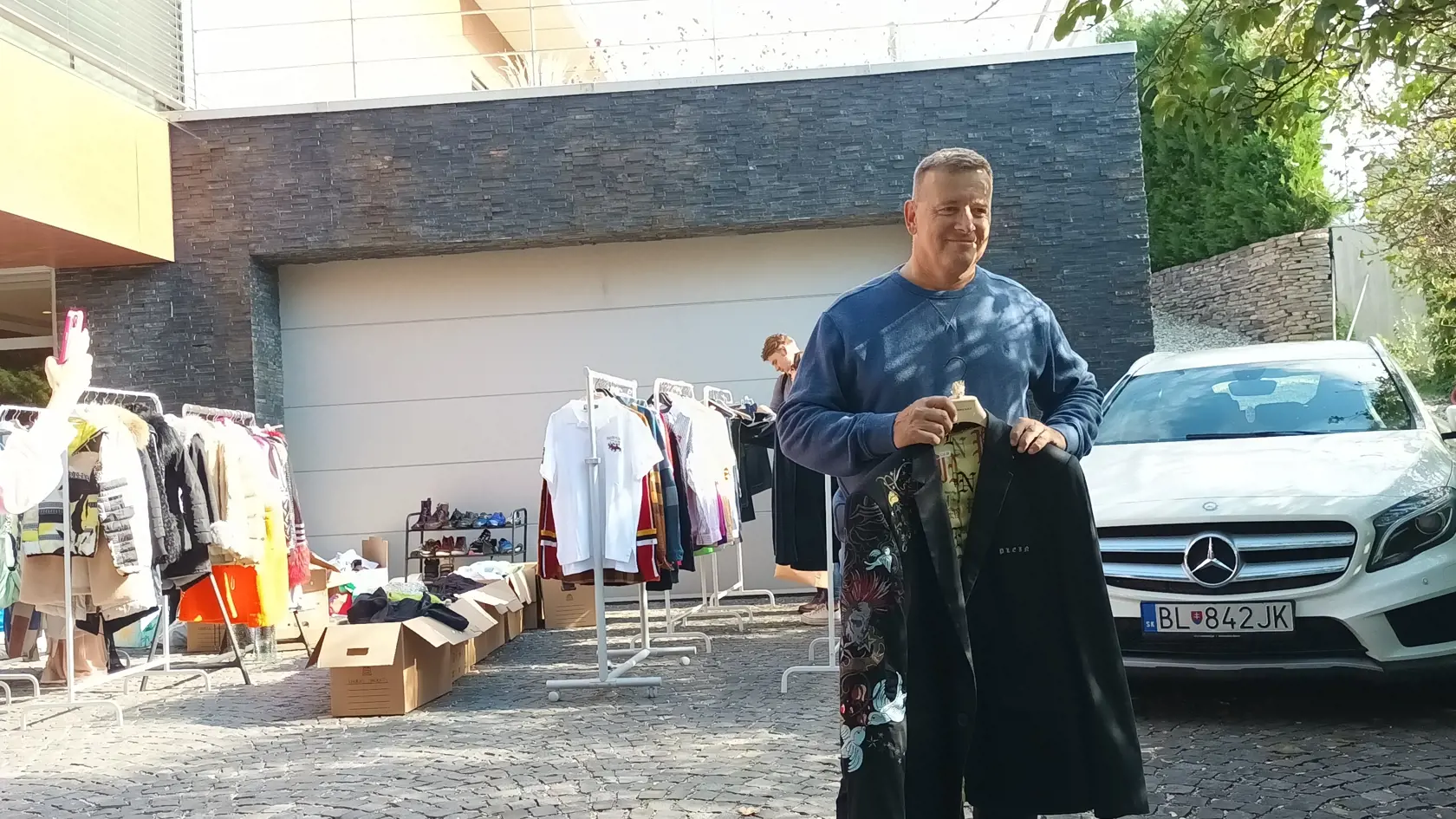 Boris Kollár usporiadal pred svojim domom garážový výpredaj. Neuveríte, kto si uchmatol najdrahšie sako.