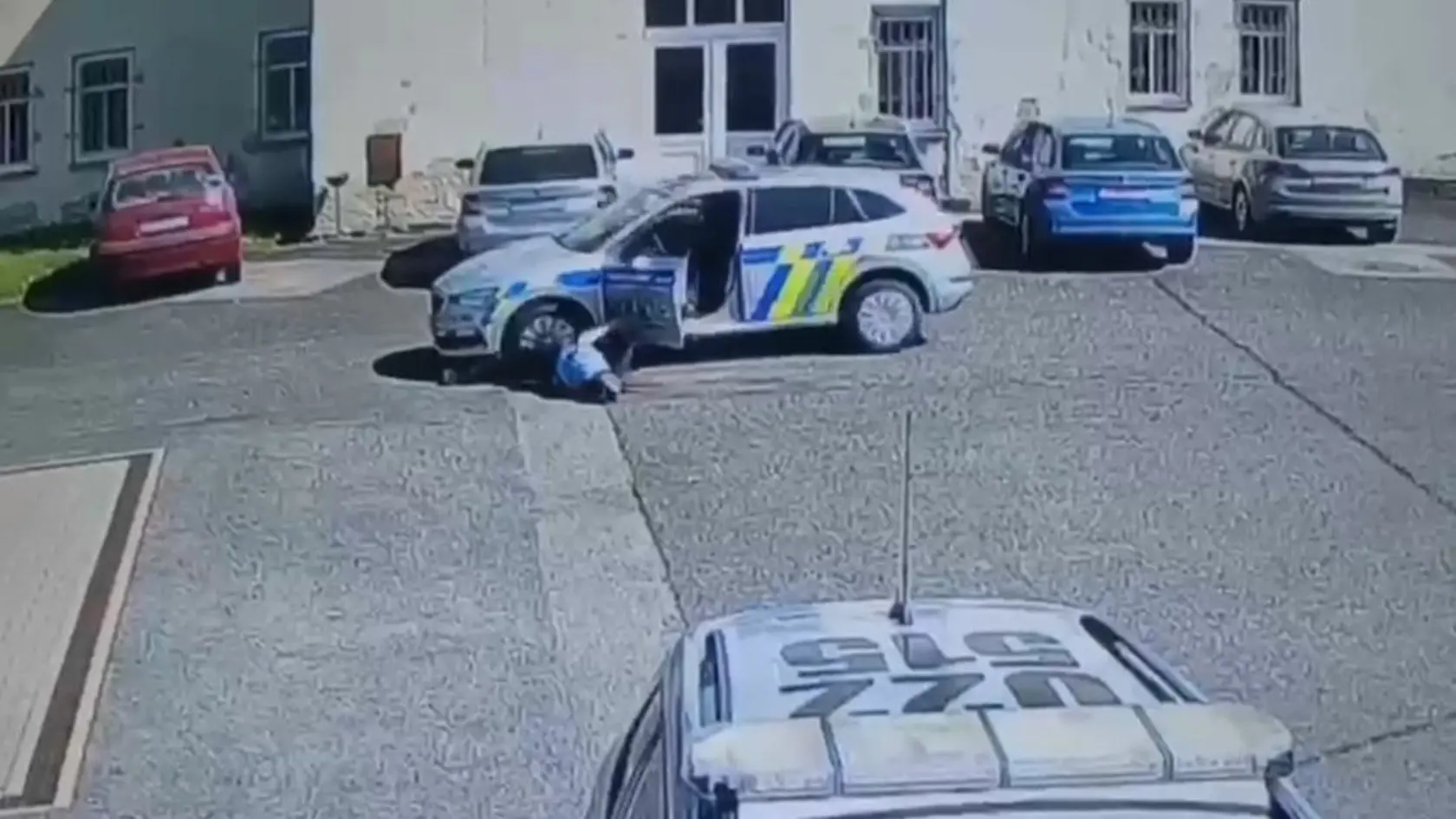 Policajtku zrazilo vlastné služobné auto.