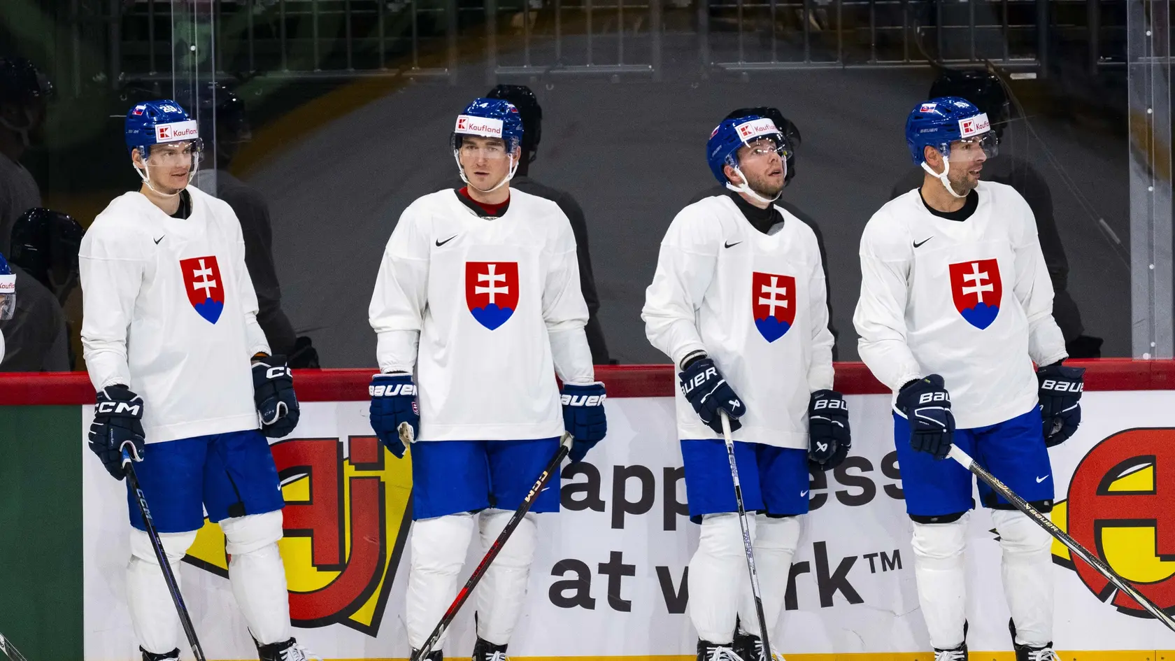 Na snímke hokejoví reprezentanti SR.