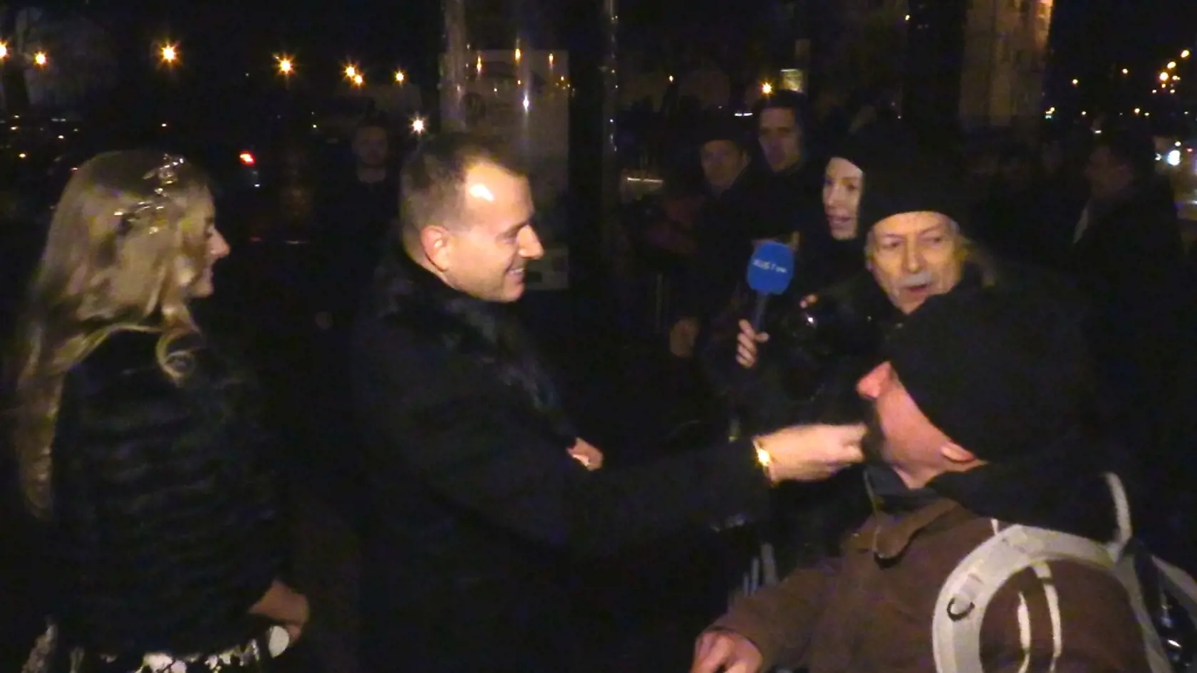 Ochotník?: Pred divadlom rozdával Boris Kollár desaťeurovky bezdomovcom, ktorí neskôr skandovali jeho meno.