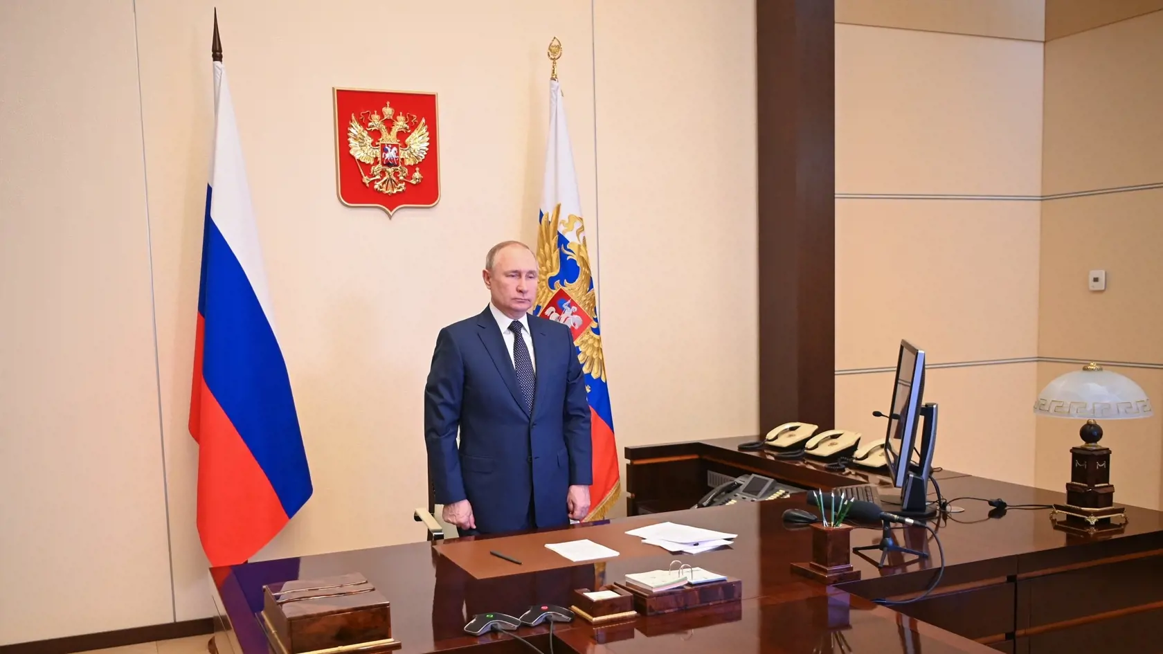 EBE 27 Moskva - Na snímke ruský prezident Vladimir Putin v televíznom prenose počas vztyčovania vlajky na novom ruskom trajekte v severnom Rusku v prezidentskej rezidencii Novo Ogarjovo pri Moskve v Rusku 4. marca 2022. Putin vyhlásil, že bez ohľadu na to, "aké to bude ťažké", bude jeho krajina pokračovať vo svojom rozvoji a oznámil posilnenie dopravnej a logistickej infraštruktúry. Zároveň vyzval "susedov Ruska", aby neeskalovali napätie. Moskva si podľa neho plní všetky záväzky. FOTO TASR/AP

