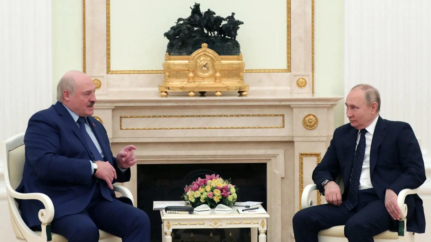 JB 41 Moskva - Ruský prezident Vladimir Putin (vpravo) sa rozpráva s bieloruským prezidentom Alexandrom Lukašenkom počas ich stretnutia v  Moskve 11. marca 2022. FOTO TASR/AP

Belarusian President Alexander Lukashenko, left, and Russian President Vladimir Putin speak to each other during their meeting in Moscow, Russia, Friday, March 11, 2022. (Mikhail Klimentyev, Sputnik, Kremlin Pool Photo via AP)