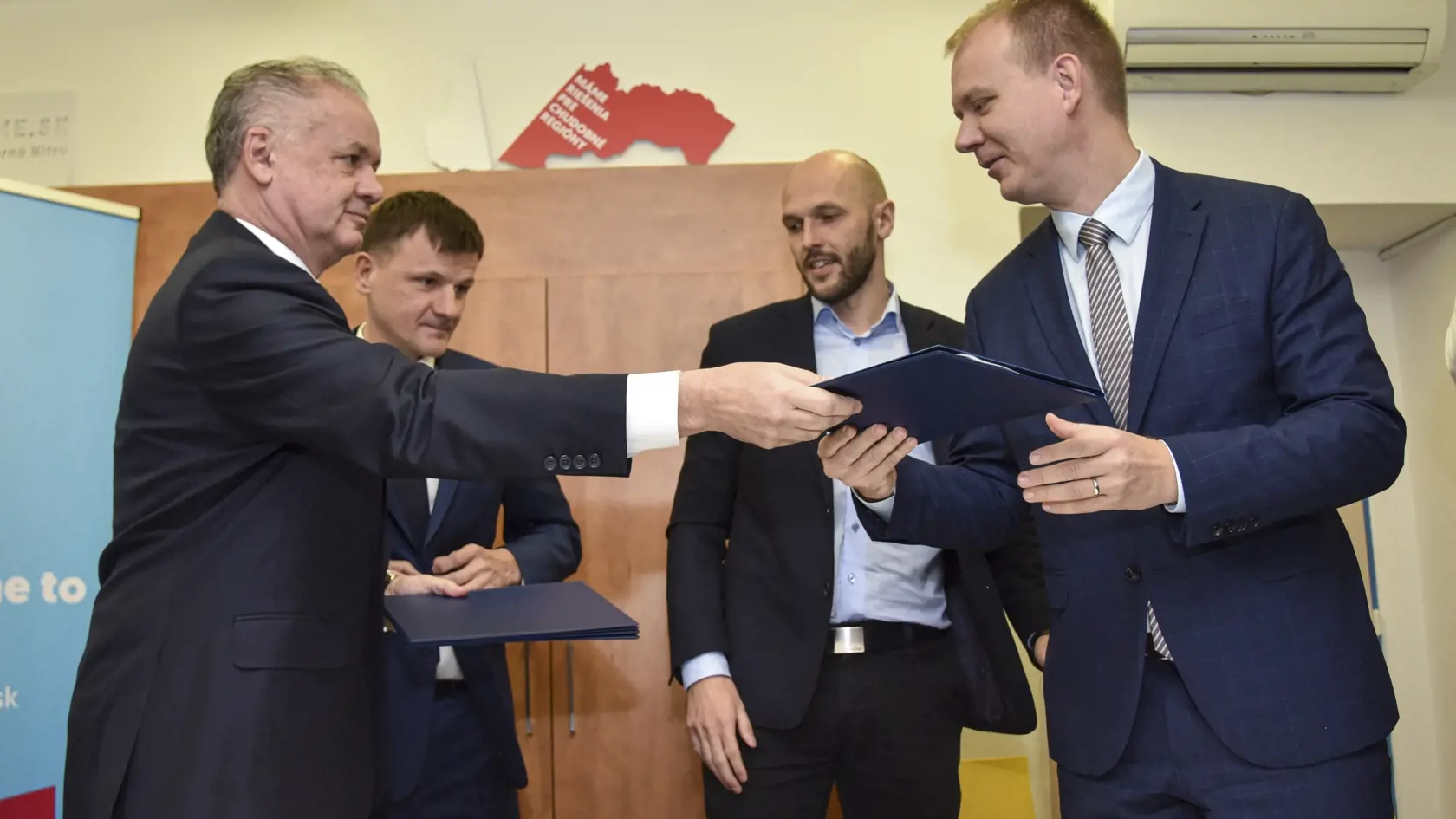 Neparlamentná strana Za ľudí pri podpise dohody o neútočení