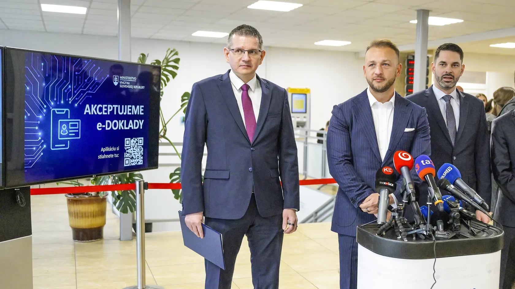 Rezort vnútra  sprístupnil nové mobilné aplikácie e-Identita a e-Doklady. Na snímke uprostred minister vnútra SR Matúš Šutaj Eštok. 
