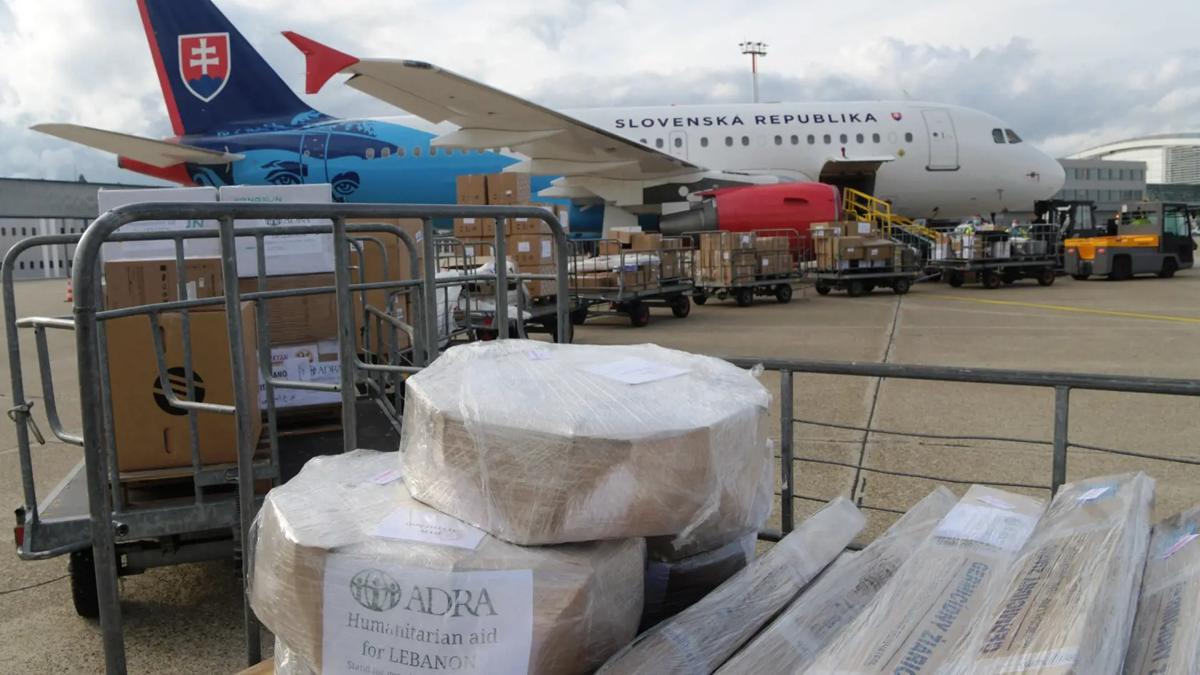 Slovenská republika poslala materiálnu humanitárnu pomoc do nemocnice v libanonskom hlavnom meste Bejrút. Jej celková hodnota je vyše 206.000 eur. V boji proti pandémii ochorenia COVID-19 majú pomôcť FFP2 respirátory, chirurgické rúška a dezinfekčné prostriedky. Prevoz materiálu zabezpečil Letecký útvar MV SR.