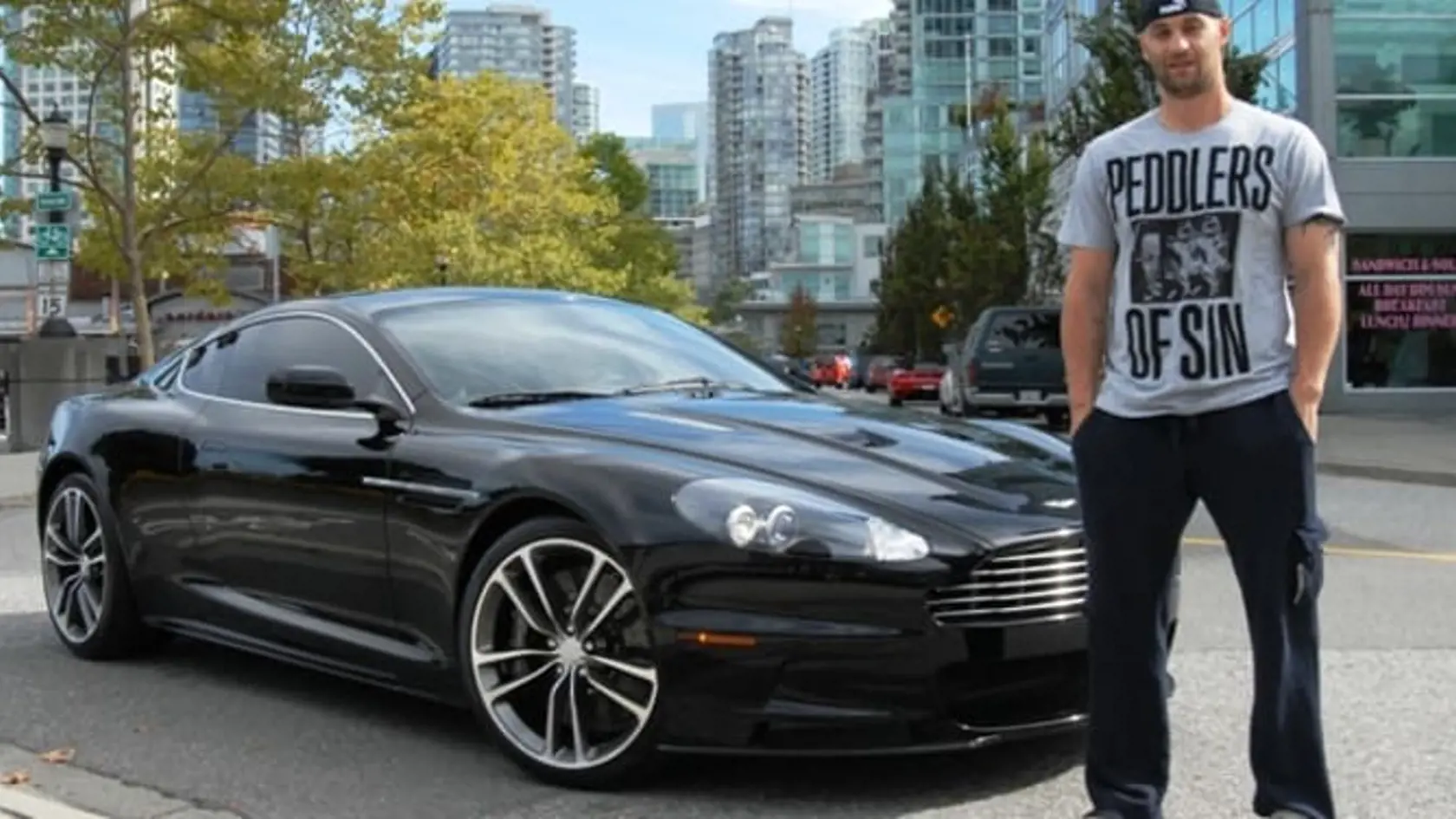 Počas života aj hokejista Pavol Demitra miloval rýchle autá. V roku 2010 si z Kanady na Slovensko priviezol Aston Martin DB9 z limitovanej ponuky 200 kusov. Z fára za približne 250-tisíc sa vtedy veľmi netešil. Rozbil ho hneď pri prvej jazde, keď pri Novej Dubnici nedostal prednosť a narazil do druhého auta. Nikomu sa našťastie nič nestalo.