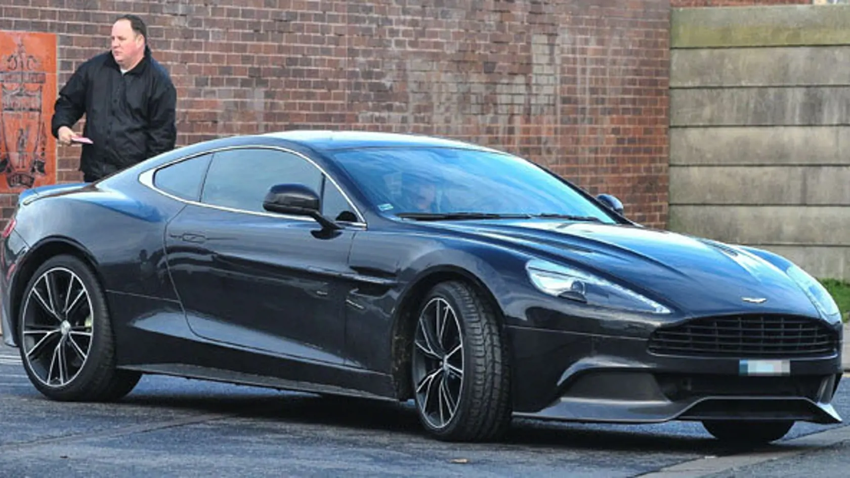 Neskôr si v Liverpoole zaobstaral Škrtel ďalšie britské auto. Tentokrát bondovský Aston Martin DB9 za 150-tisíc eur. V čiernej farbe.