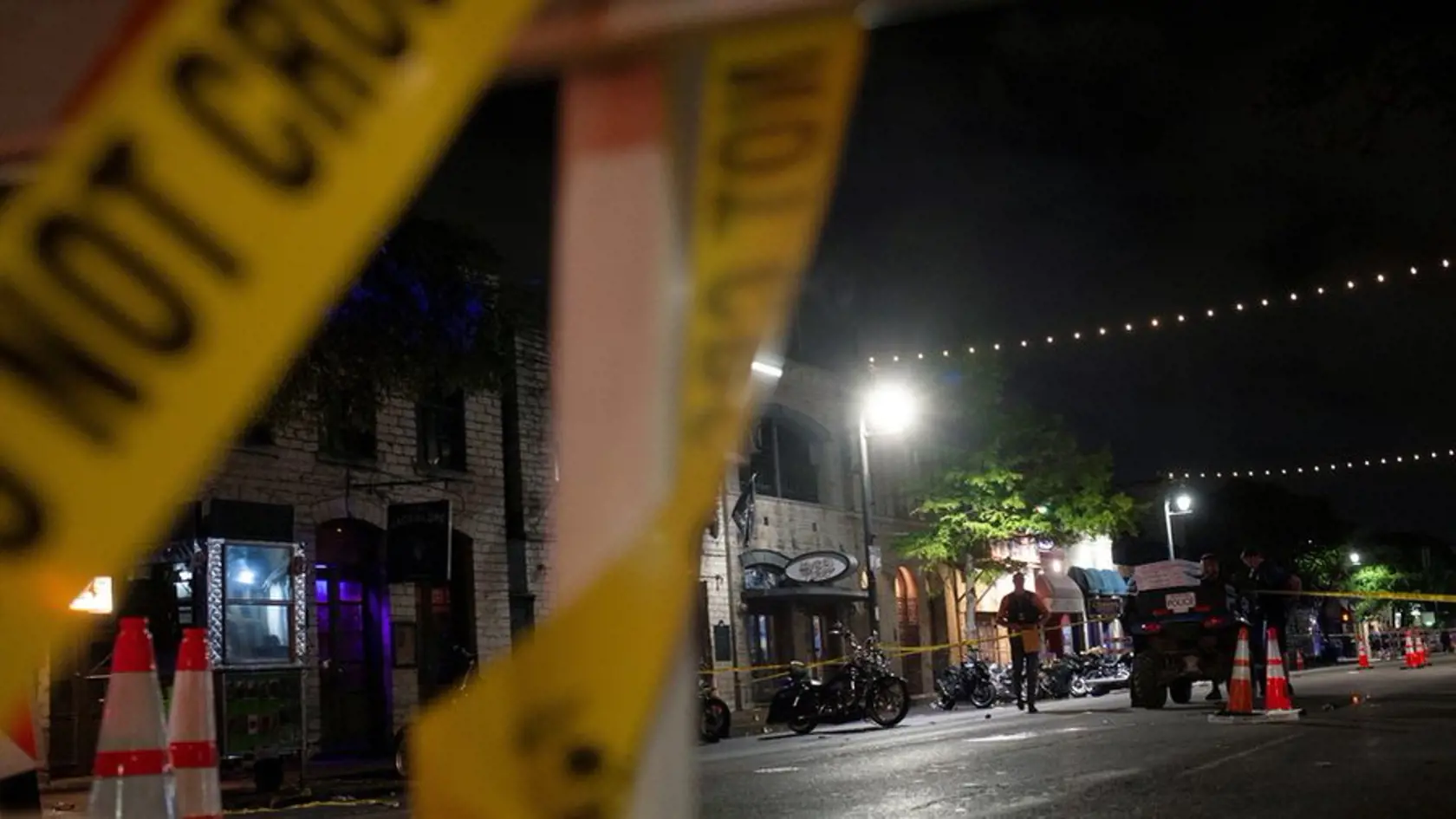 Douglasa Johna Kantora (25) hospitalizovali s kritickými strelnými poraneniami, ktoré utrpel pri streľbe v sobotu skoro ráno o 01.30 h, a zomrel v nedeľu o 12.01 h, dodalo policajné oddelenie v Austine v tlačovom vyhlásení.
