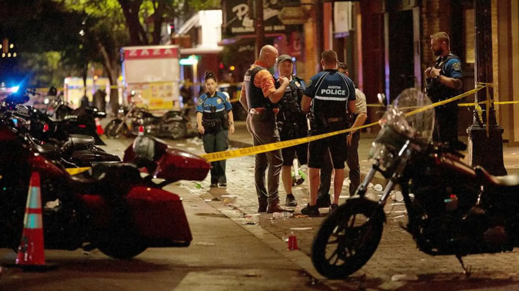 K incidentu došlo na ulici plnej barov, ktorá je zátarasami oddelená od premávky a vozidiel. Podľa slov polície sú vyšetrovatelia presvedčení, že streľba bola vyústením sporu medzi návštevníkmi dvoch osláv.